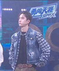 组团一起去烧裤子吗?王一博这身打扮,看起来好像在耍流氓