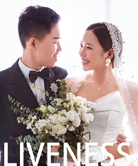 父母跟我们提议拍一套中式的婚纱照,我们就拍了这种复古样式的