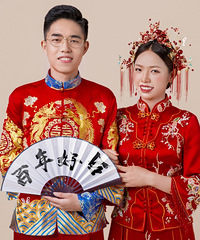 父母跟我们提议拍一套中式的婚纱照,我们就拍了这种复古样式的
