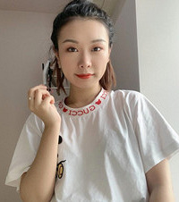 入手一套米奇元素的衣服,质感不错还超级减龄,鞋子我也很推荐
