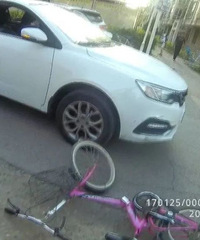 男子带小孙女横穿马路,女童瞬间被撞飞!