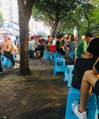 ��һ����ĳ���ϳ����ҵ���2��Сʱ�ųԵ�ȴ������