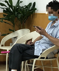 暑假来了,陪孩子上培训班,我在家长休息区看到这一幕……