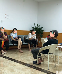 暑假来了,陪孩子上培训班,我在家长休息区看到这一幕……