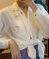 试穿妈妈年轻时候的衣服,没想到有些还挺好看的