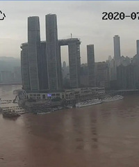 长江重庆段迎入汛来最大洪水,看起还有一两米就要漫上南滨路了