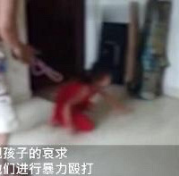 3名女童跪地爬行求饶,遭裸身男子用衣架轮流抽打