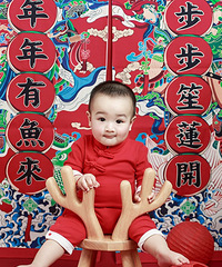 小石头的周岁照,可以说是很满意了,抓拍到了吐舌头