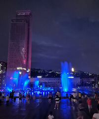 炎炎夏日的夜晚看音乐喷泉,水花打起好安逸,最佳位置在这