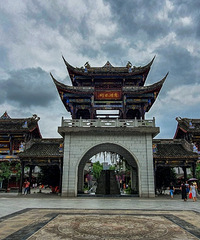 秀湖遇见蓝天白云美景,手机随便拍怕就如画卷