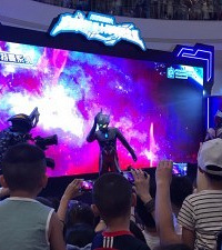 周末带娃去追星奥特曼展,人太多停车都恼火,从没见过娃这么疯狂
