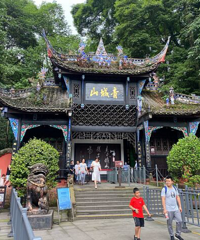 �߶����ߺ����ɽ��ס�¿��İ��ݾƵ꣬�ڴ�ѩ������������Ϻ�ˣ