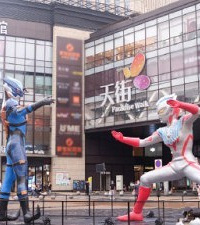 周末带娃去追星奥特曼展,人太多停车都恼火,从没见过娃这么疯狂