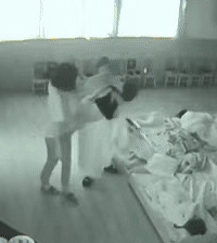 幼儿园老师扇孩子耳光