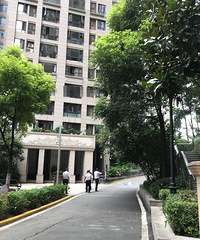 可怕!北滨路某小区安空调的时候,外机又掉下来了
