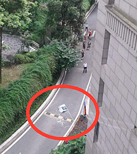 可怕!北滨路某小区安空调的时候,外机又掉下来了!