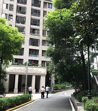 可怕!北滨路某小区安空调的时候,外机又掉下来了!