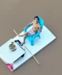 洪峰过境,这匹哥搭个木板玩水上漂