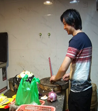 外卖有馊味老板坚称没问题,顾客冲到店里差点吐了:和垃圾场一样