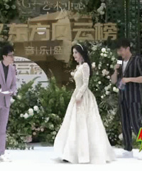 鞠婧祎为了配礼服穿恨天高,原来不止她一人这样做,女星不容易呀