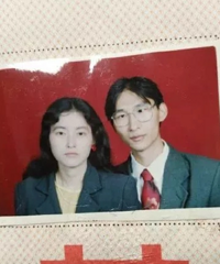 翻出爸妈当年的结婚照,感叹当初妈妈是怎么看上老爸的