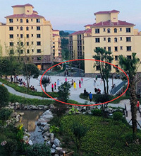 我们避暑房的开发商好耿直,为了给广场舞腾空地,少修了一栋楼
