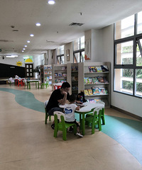 到图书馆蹭空调,人少清净书也整洁,还有小朋友在这里做作业