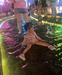 小孩子就是容易满足,夏天耍水就很开心了