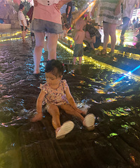 小孩子就是容易满足,夏天耍水就很开心了