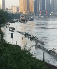 洪峰过境,南滨路下面的步道被淹,商家都提前搬走了