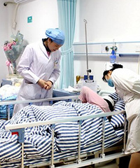 遭遇严重的产后并发症,不能下床不能走路,顺产比剖腹产还恼火