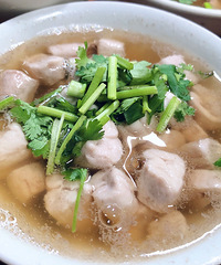 这家开了十几年的跷脚牛肉虽然环境撇,但牛肉系列新鲜又好吃
