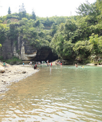 �ײ����������ܱߴ���ˣˮ�أ�����������ѹ�����������