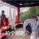 周末约上小姐妹去爬山,她说给我拍照、摆造型,当时我害怕极了…