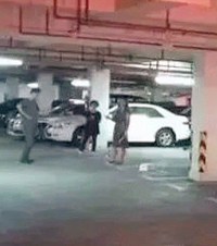 靠“人肉”在商场车库里面占车位,好奇这位朋友你是怎么想的