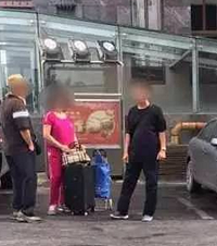 靠“人肉”在商场车库里面占车位,好奇这位朋友你是怎么想的