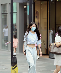 成都街拍又来啦。来看看如今当下都流行些什么,顺便打打望