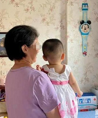 25岁的儿子意外去世,53岁失独母亲产下一女,她说把头发染黑