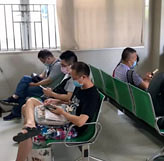 产科门诊坐满了男同胞
