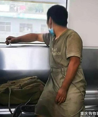 轻轨6号线上有人不戴口罩还抽烟,是不是太过分了