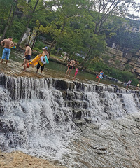 当天能往返的天然泳池,耍水不要太舒服,顺便能吃网红笋子店