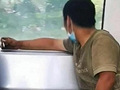 轻轨上竟然有人抽烟