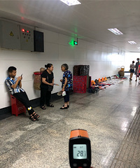 今天重庆温度高达40℃,随手测了下公交站台的温度,有被热到