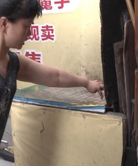 成都一新生儿被父母从窗户扔下,这是一条命啊!怎么这么狠心!