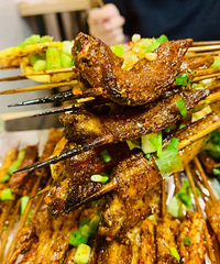 这家烧烤竟吃出了小时候的味道,牛肉和折耳根油碟简直是神仙搭配