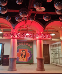 发现洪崖洞新的免费拍照点,一秒穿越回1980,比民国街还好拍