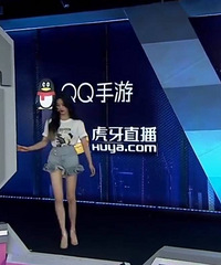 杨超越直播生图美腿抢镜,她也是娱乐圈一大腿精吧