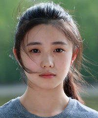 新任谋女郎出炉,00后小花撞脸允儿,新电影搭档易烊千玺