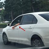 这样开车是不是很帅呢
