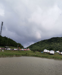 在这露营好凉快,风超大景色好,还有沙滩草坪,适合带娃